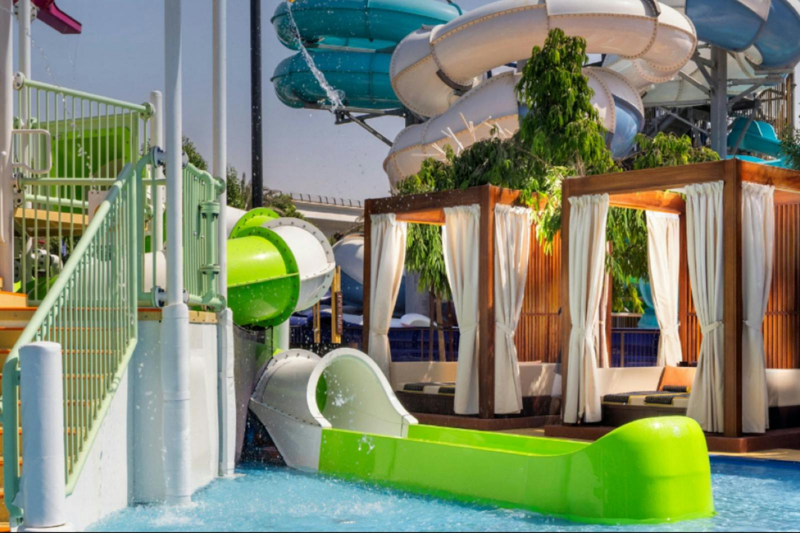 Private Cabanas neben den Rutschen im Grand Hyatt Dubai Waterpark