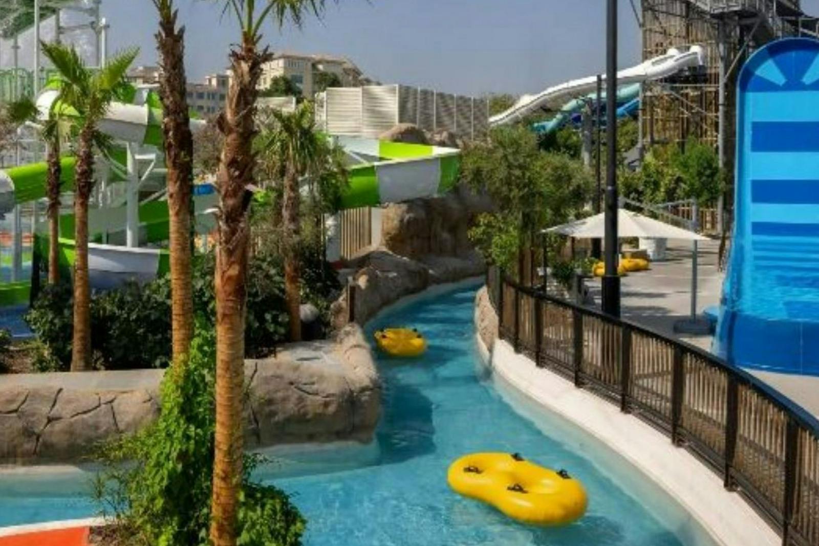 Lazy River zwischen Palmen im Grand Hyatt Dubai Waterpark
