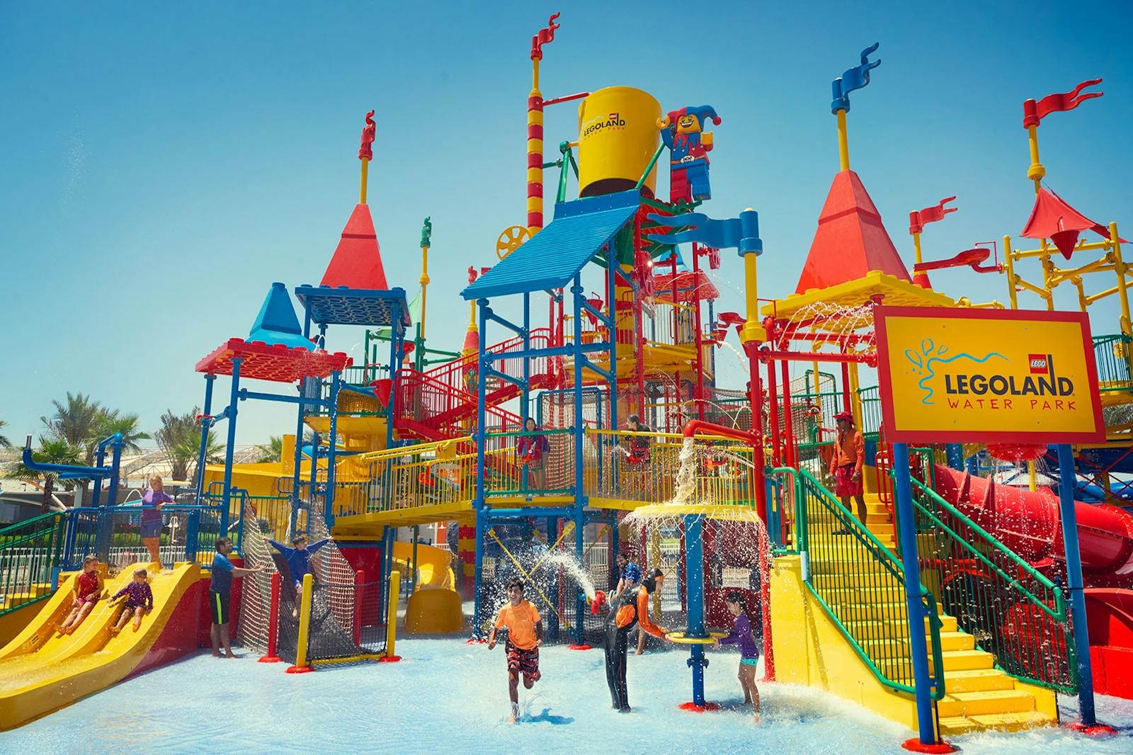 Kinderen op de glijbanen van Legoland Water Park Dubai